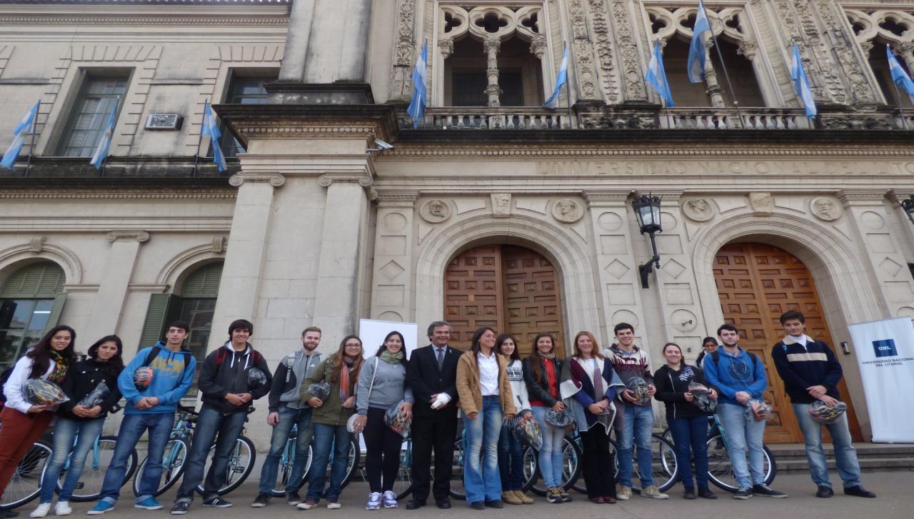 La UNL entregó bicicletas a estudiantes