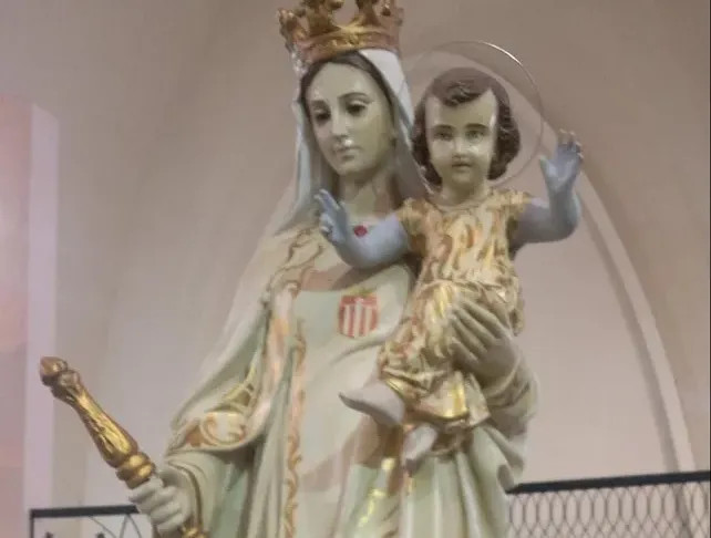 Se cayó la virgen durante una procesión en Santa Fe