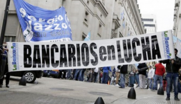 Bancarios: 94,1% de aumento y sueldo inicial de $ 200.000 