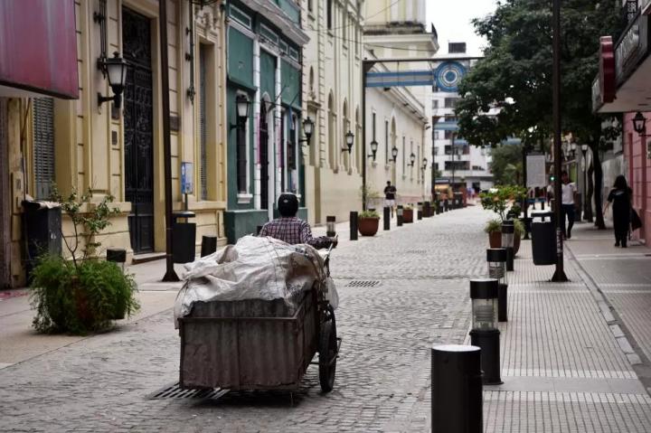 Una familia necesitó 128.214 pesos para no ser pobre