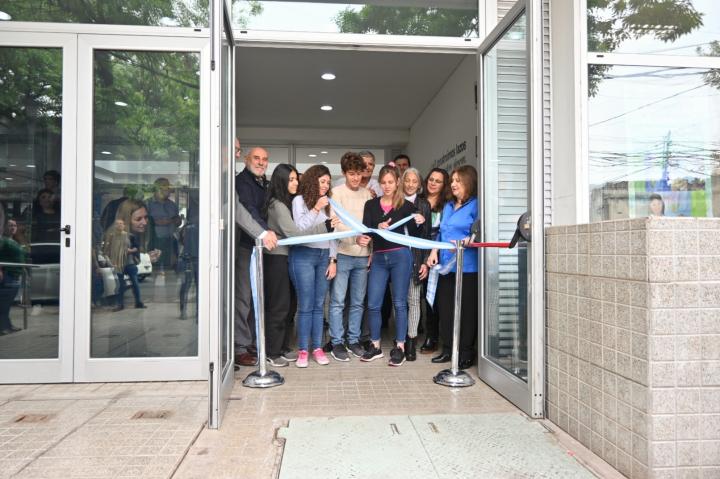 El tradicional corte de cintas.