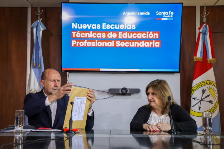 Perotti anunció la construcción de 8 escuelas técnicas