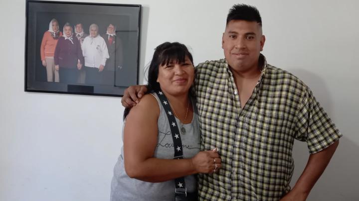 Emotivo reencuentro de madre e hijo en Rosario