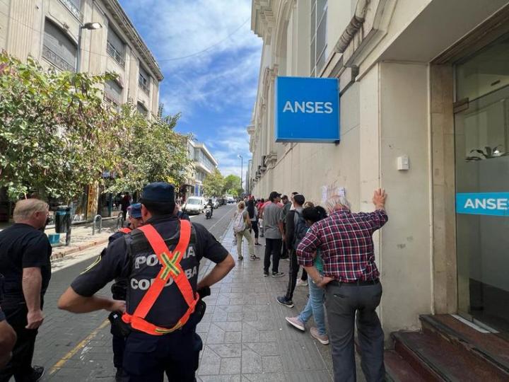 Jubilados: bonos de 7 mil y 10 mil pesos en tres meses