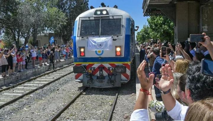 Lágrimas y alegría por la llegada del tren a Mendoza