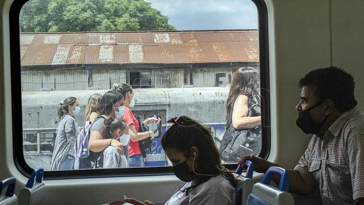 Covid en alza: recomiendan el uso del barbijo en el transporte 