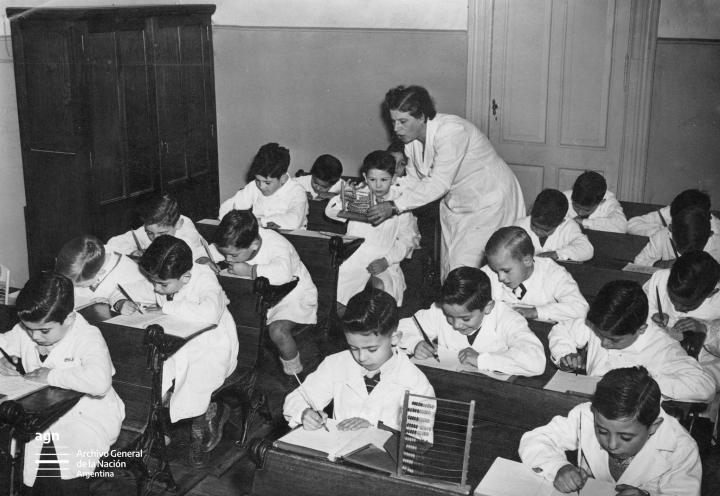 Cómo surgió el guardapolvo blanco en la Argentina