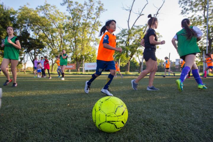 Impulsan el fútbol femenino en las escuelas de Argentina