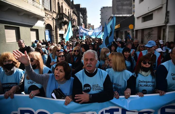 Docentes de Córdoba paran y no comienzan las clases