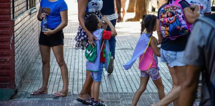 Ola de calor: escuela rosarina pide a los chicos ir de malla