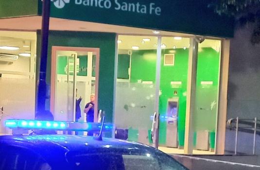 Tercera balacera y mensaje mafioso contra el Banco de Santa Fe