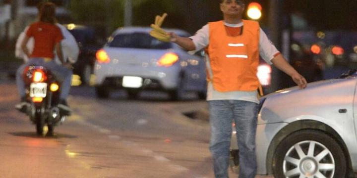 Cuidacoches “Vip”: cobran hasta $1.500 por estacionar en la calle