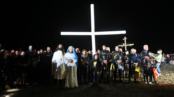 Viacrucis submarino en Puerto Madryn: el único en todo el mundo