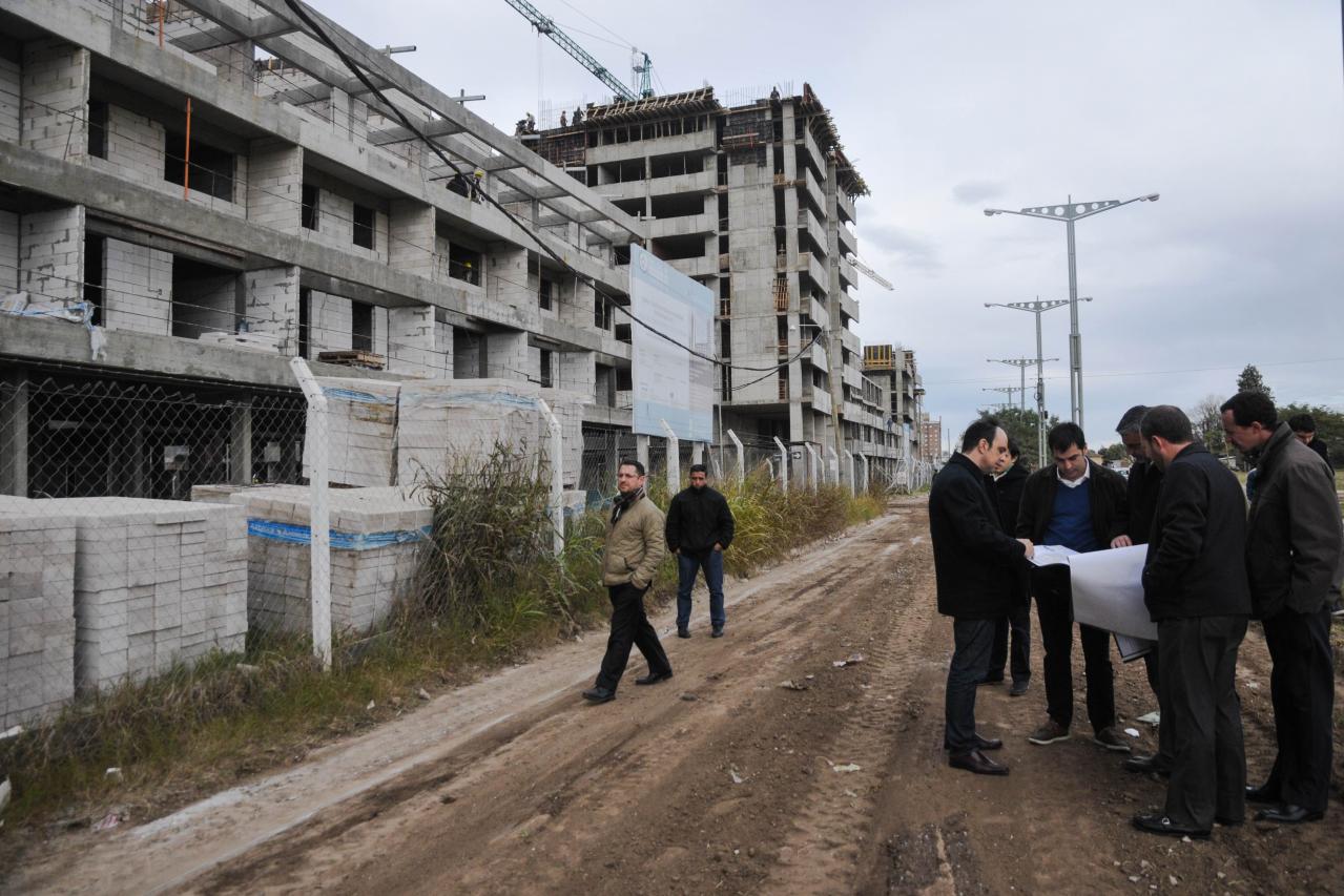 Visitan edificios nacionales en la Capital