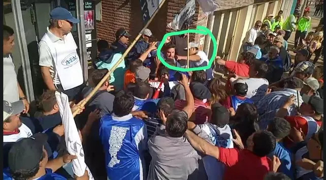 El paro de municipales comenzó con una agresión a un intendente