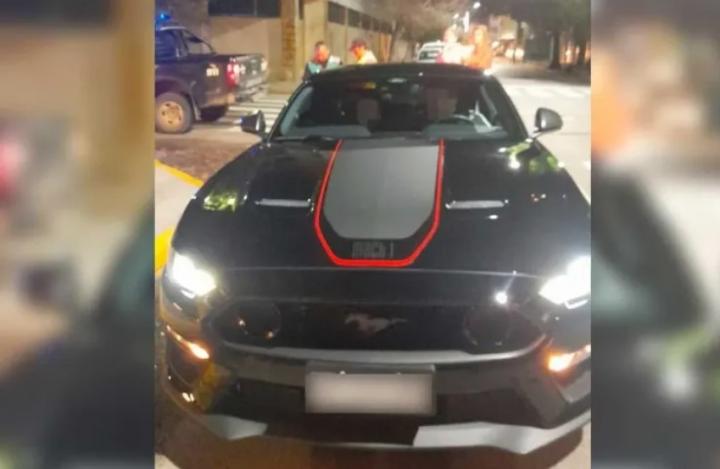 Retuvieron un Ford Mustang en un control de alcoholemia