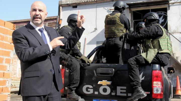 Equipan con escopetas y cascos balísticos a la Policía de Santa Fe