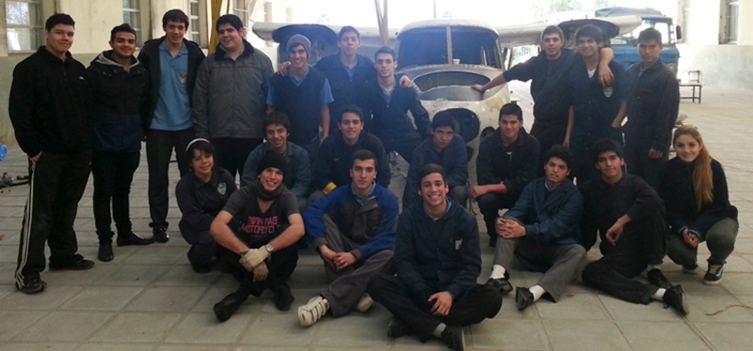 Alumnos del secundario desarrollaron un simulador de avión