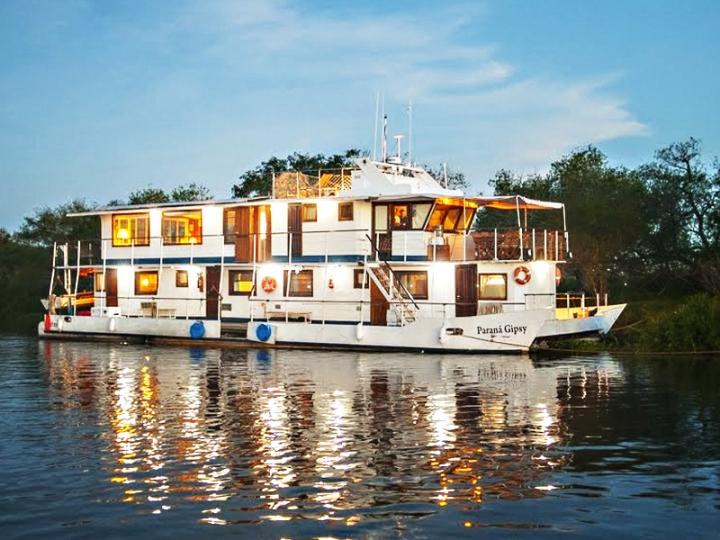 Un barco trae turistas al Delta del Paraná a cazar aves autóctonas