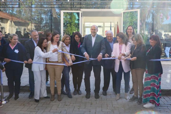 El tradicional corte de cintas.