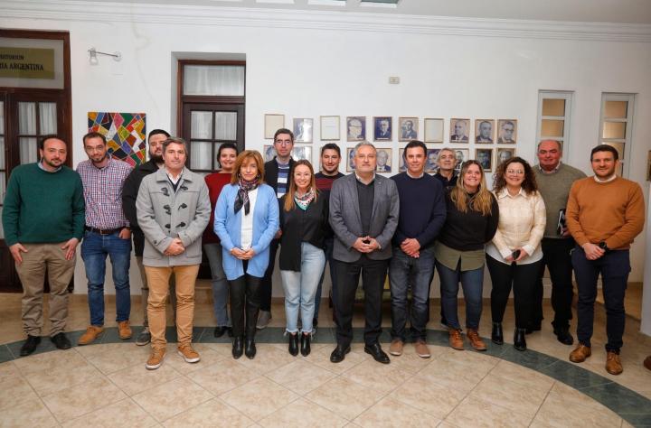 El candidato a gobernador, con representantes de la juventud de la entidad nucleados en la UISF Joven.
