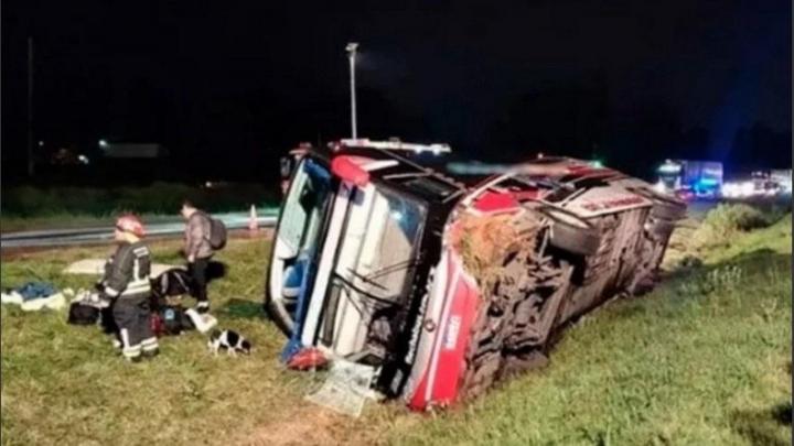 Volcó un micro con estudiantes que volvían del viaje de egresados