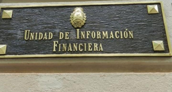 Multa de $ 1500 millones a un agente de Bolsa que opera dólares 