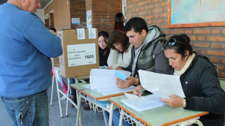 Elecciones en Santa Fe: pagan a las autoridades de mesa