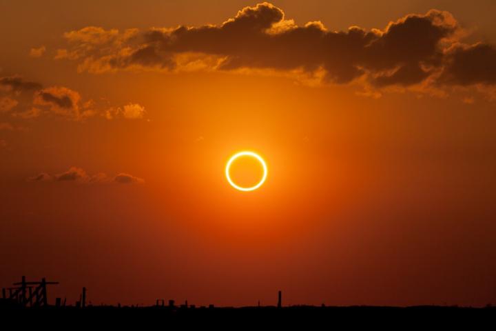 El eclipse anular de Sol maravilló a miles de espectadores