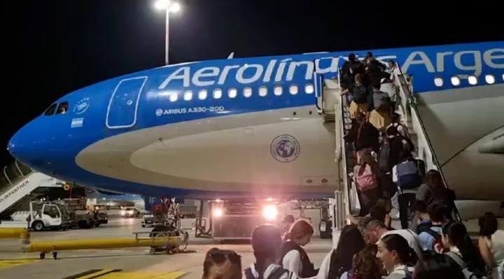 Arribaron a Ezeiza los primeros argentinos evacuados de Israel