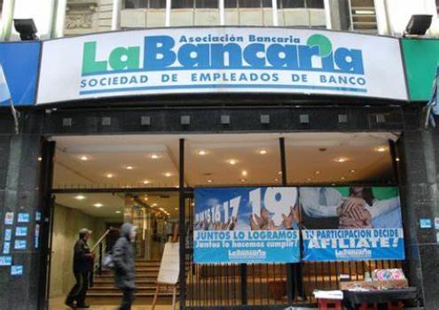 Bancarios acordaron un sueldo inicial de 540.000 pesos
