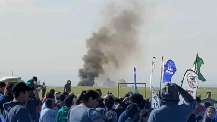 Cayó y explotó un avión en un festival aéreo en Villa Cañás
