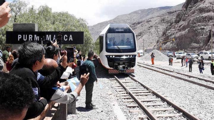 Inauguraron el tren turístico solar que recorrerá la Quebrada de Humahuaca