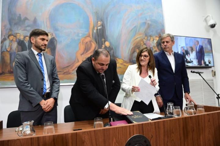 Juan Pablo Poletti juró y asumió como intendente: “Vamos a pacificar Santa Fe”