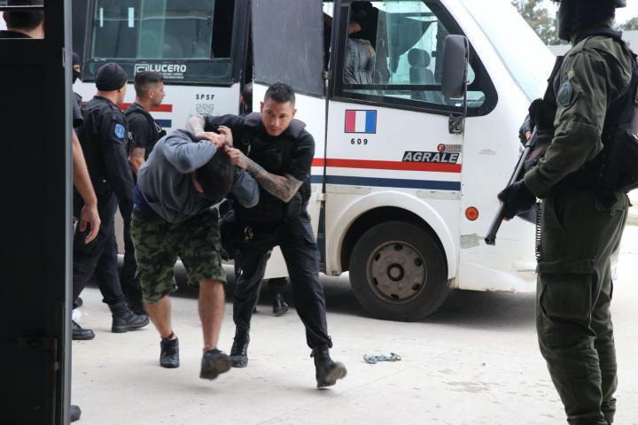 Trasladaron a 70 presos alojados en comisarías de Santa Fe