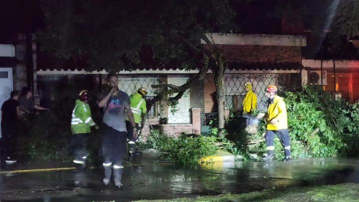 Un temporal azotó Las Parejas con fuertes vientos y granizo