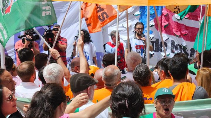 Protesta y abrazo simbólico al Banco Nación