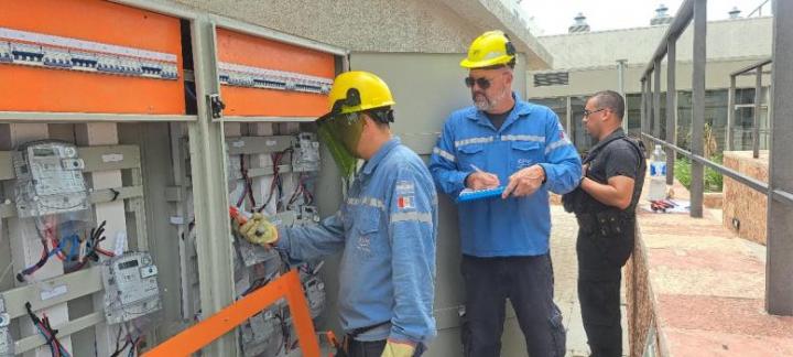 “Enganchados” a la luz en un barrio VIP de Santa Fe