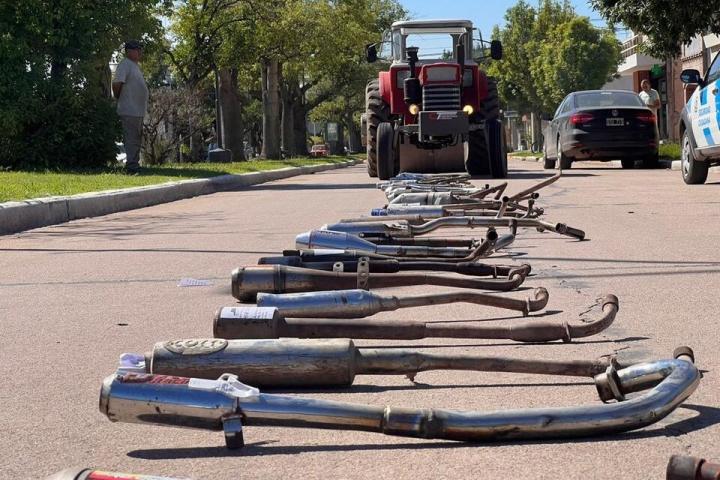 Destruyen con un tractor los caños de escape de motos adulteradas