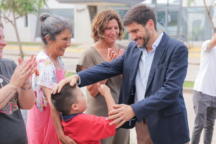 Pullaro entregó escrituras de viviendas a familias de la Costa