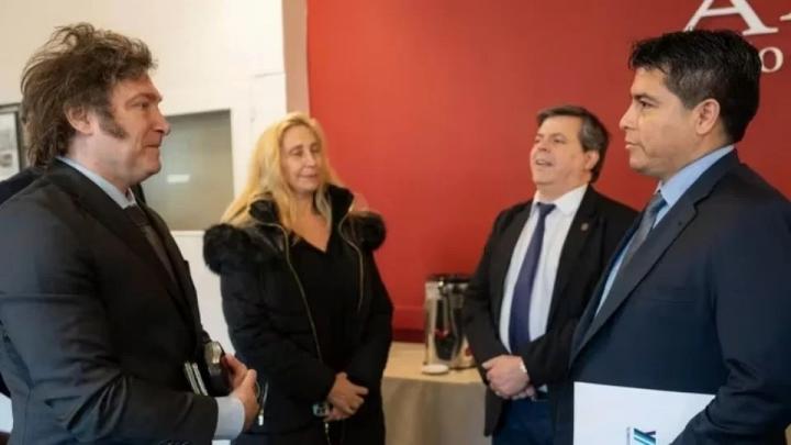 Milei propone sistema de vouchers para la educación de Santa Cruz