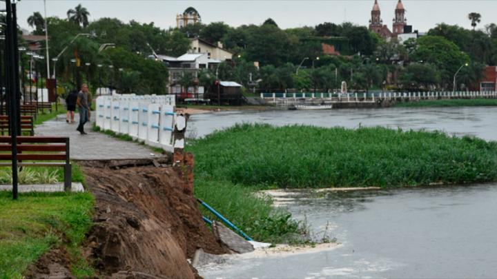 Se derrumbó parte de la costanera de la ciudad de Esquina