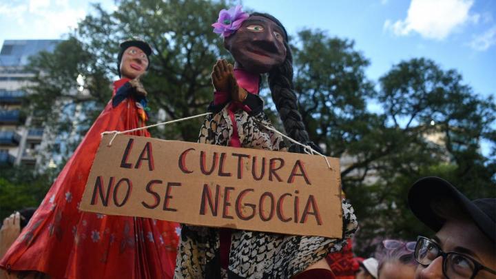 El cacerolazo cultural se sintió en las plazas de todo el país