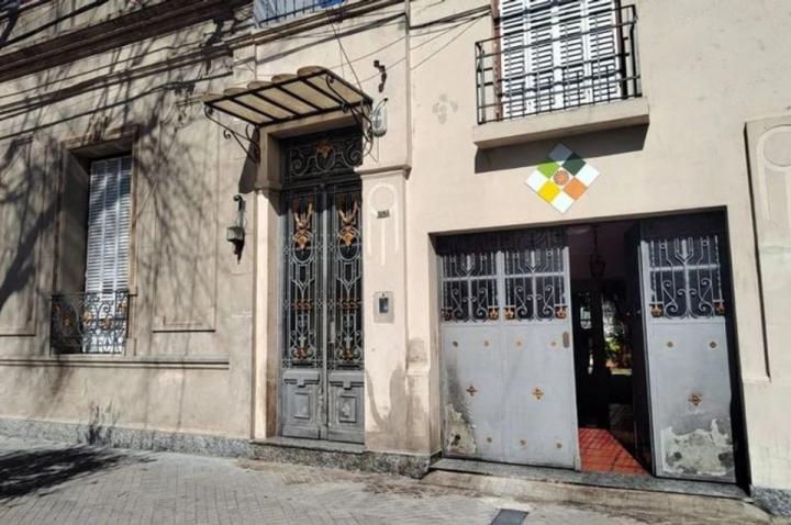 Triple amenaza a Pullaro: portones quemados, pintadas y notas