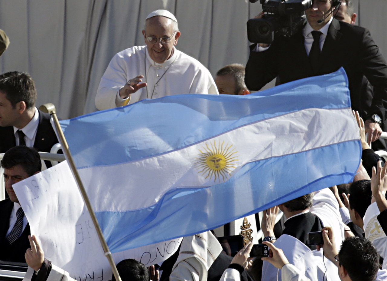 Francisco llamó a cuidar, amar y jamás “vender” a la Madre Patria
