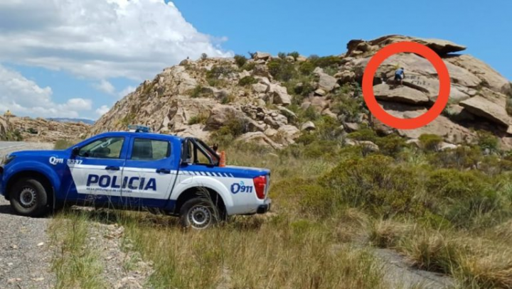 Obligan al turista que vandalizó las Altas Cumbres a limpiar las piedras