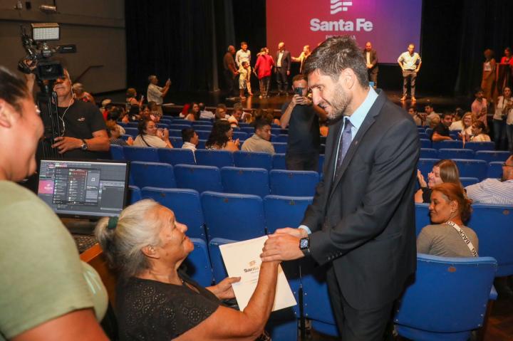 Pullaro entregó escrituras a familias: “Estamos garantizando derechos”