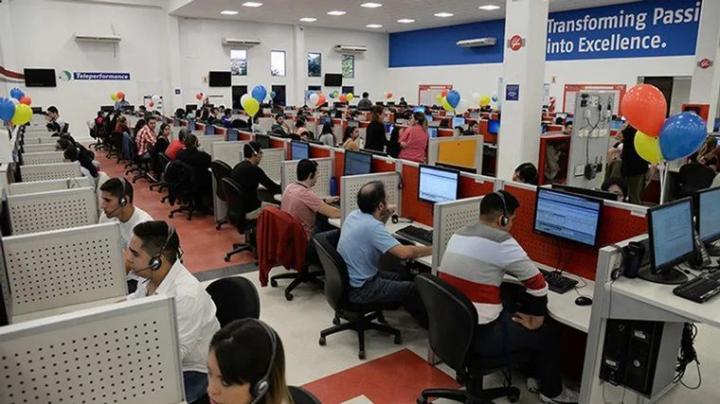 Empleados de call center con sueldos superiores a los 600.000 pesos 