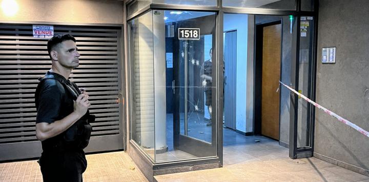 Otro ataque mafioso en Rosario: feroz balacera al frente de un edificio 