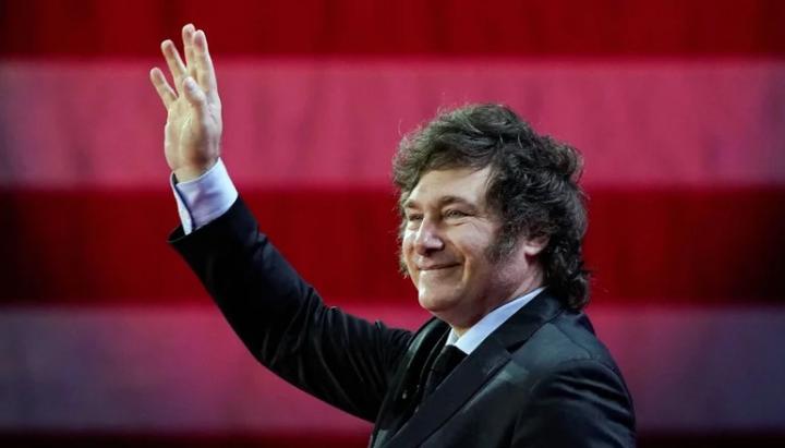 Milei cierra dos organismos públicos y despide a 900 empleados